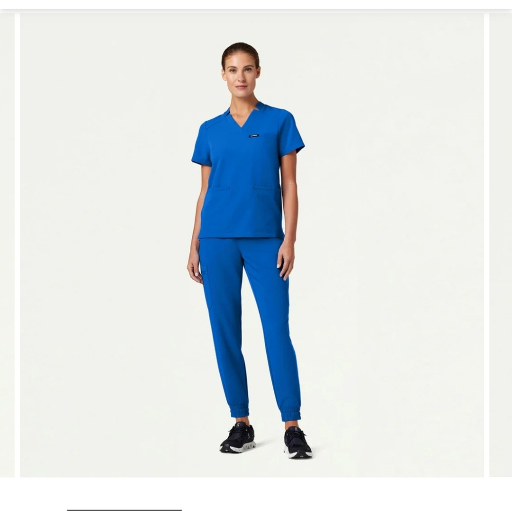 Jaanuu Scrub Set